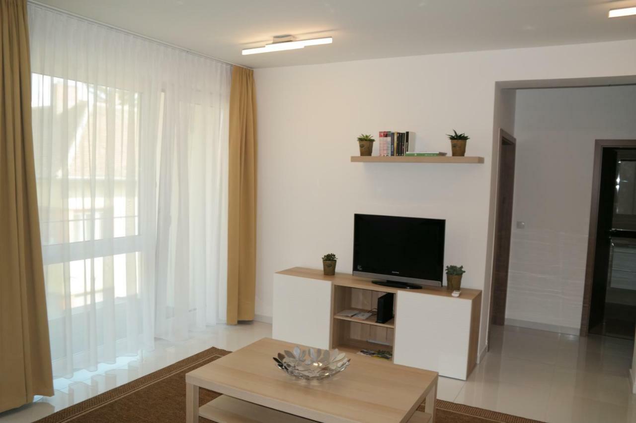 Holiday Apartman With Free Parking Gyor Exterior photo